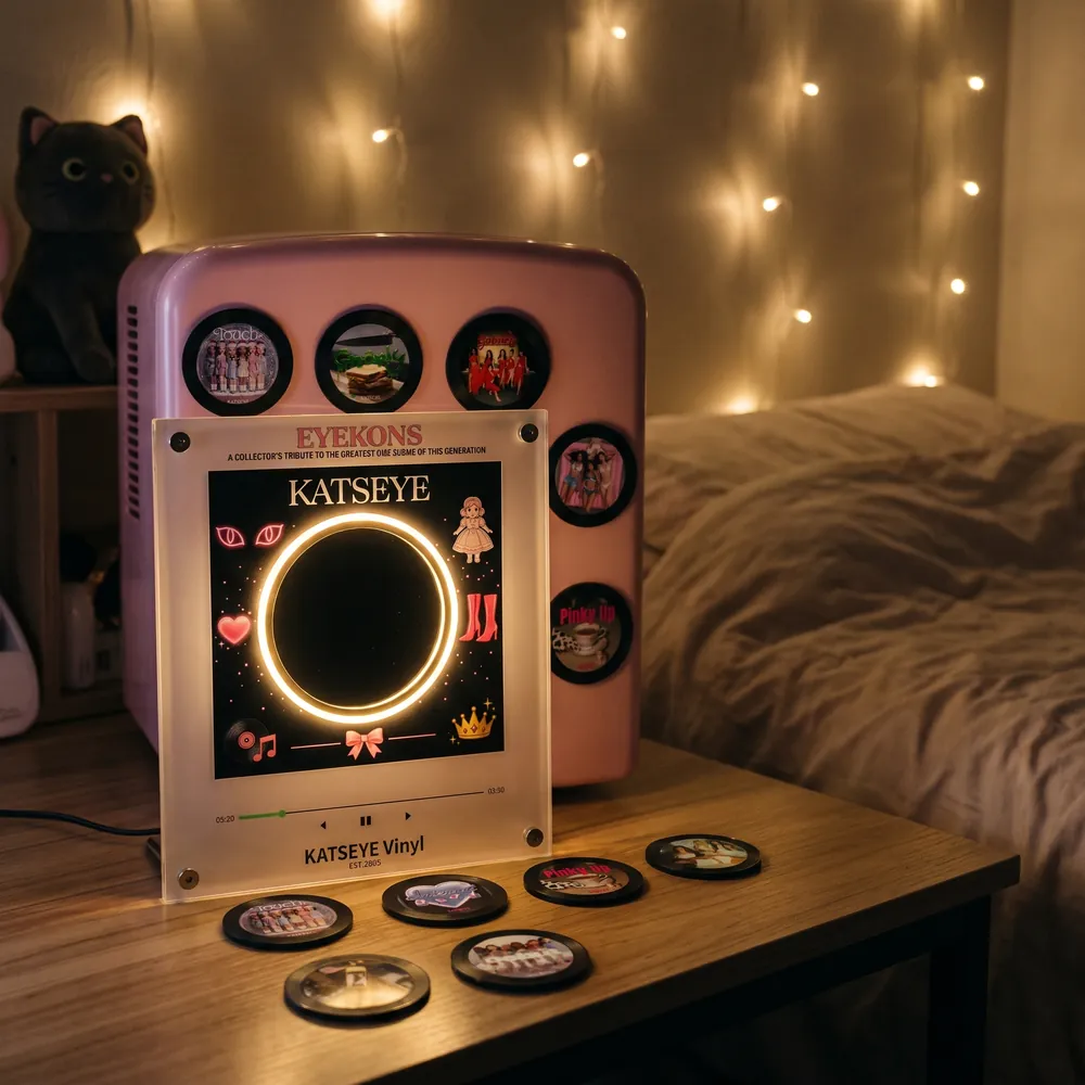 El tocadiscos encendido de noche junto a una mini nevera rosa